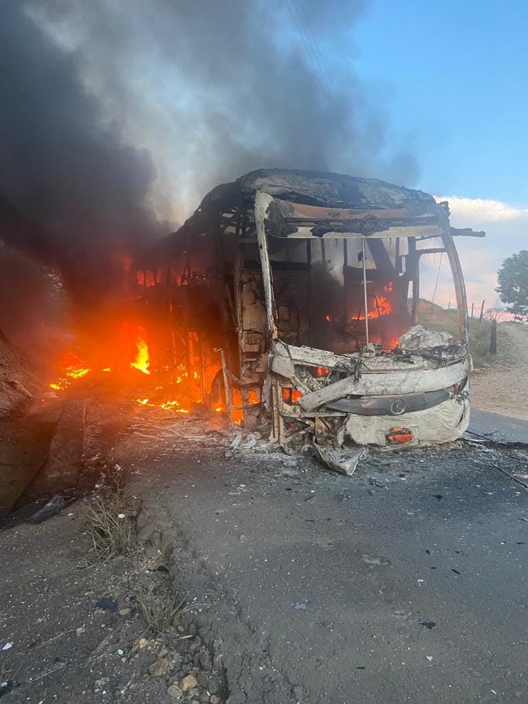 Desconocidos incineraron un bus en Caquetá.