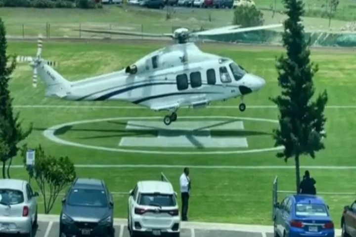 Un estudiante llega a la universidad en helicóptero
