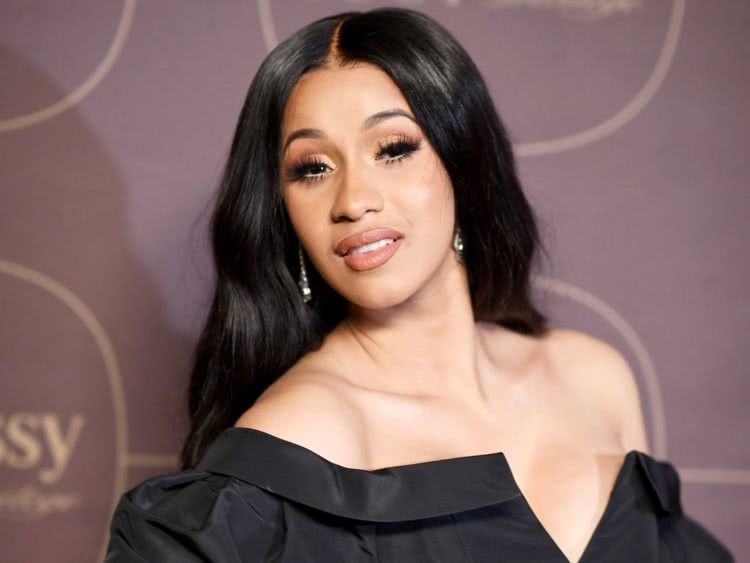 Cardi B golpea a una fan con un micrófono