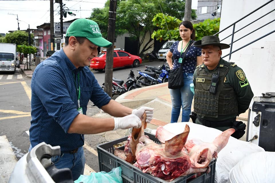 Incautan carne de cerdo por mal manejo sanitario.