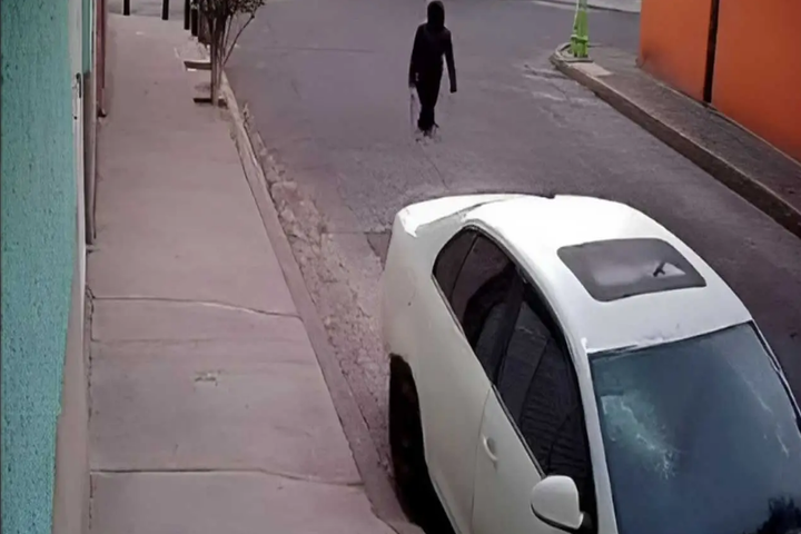 Una mujer le destrozó el carro a su amiga