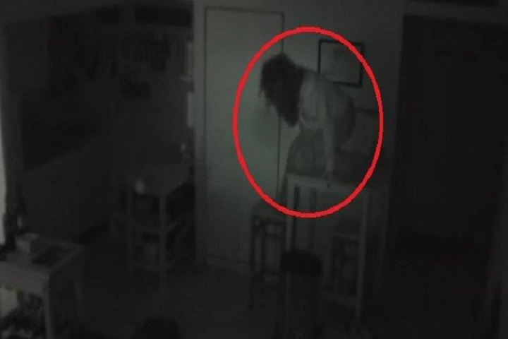 Una extraña vivía en su casa y se dieron cuenta por la cámara de seguridad
