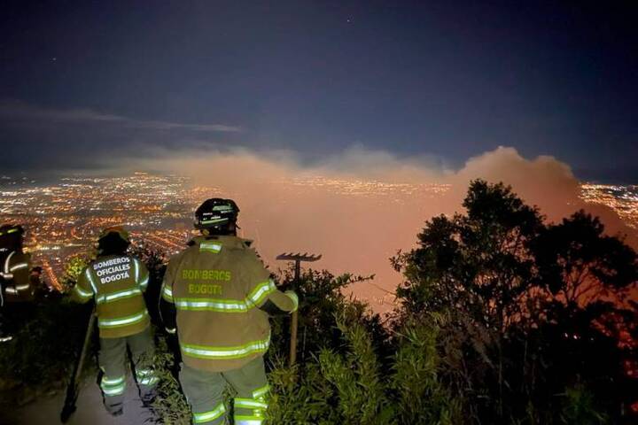 Dramáticas imágenes dejan los incendios forestales en los cerros orientales de Bogotá
