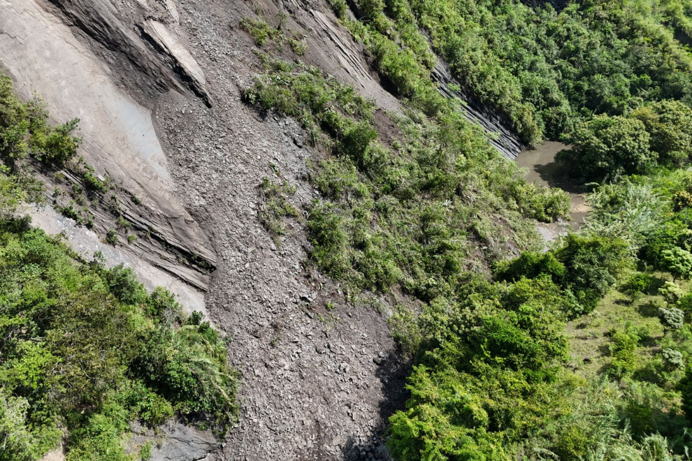 Un deslizamiento de tierra en Anolaima provocó un bloqueo parcial en el río Curí