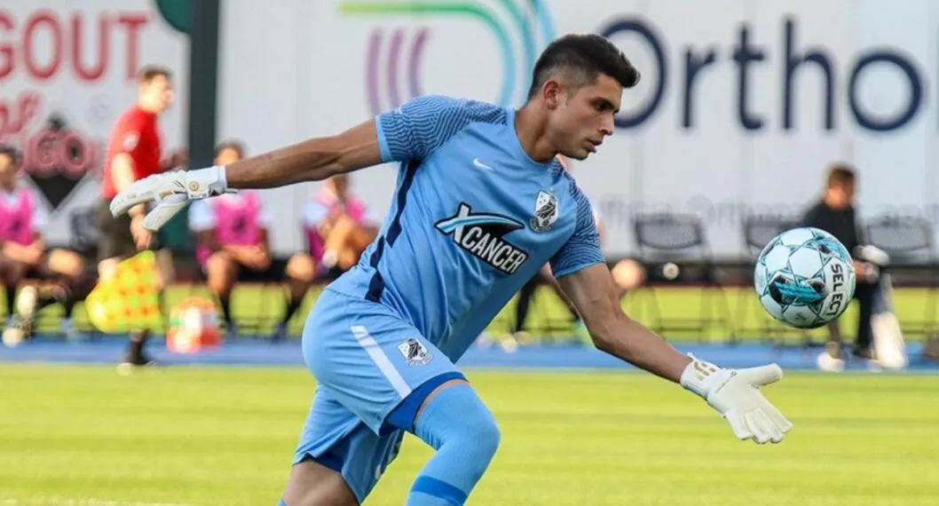 Arquero colombiano hace historia en Estados Unidos con gol cancha a cancha.