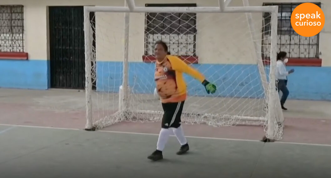 ‘Abuelita voladora’ se luce en el arco a sus 57 años; es ‘crack’ del fútbol sala