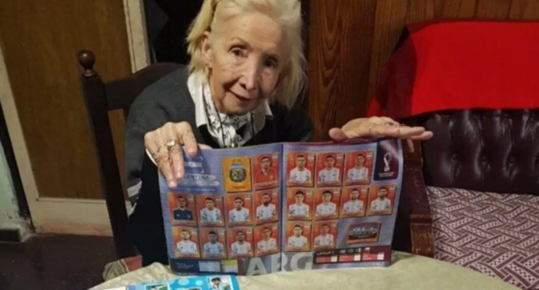 Abuela cobró su pensión y se la gastó toda para llenar el álbum Panini del Mundial