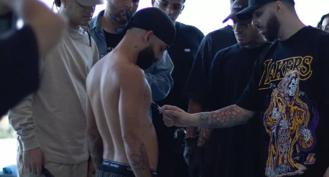 Arcángel recibió anestesia general para aguantar dolor de nuevo tatuaje: ¿qué se hizo?