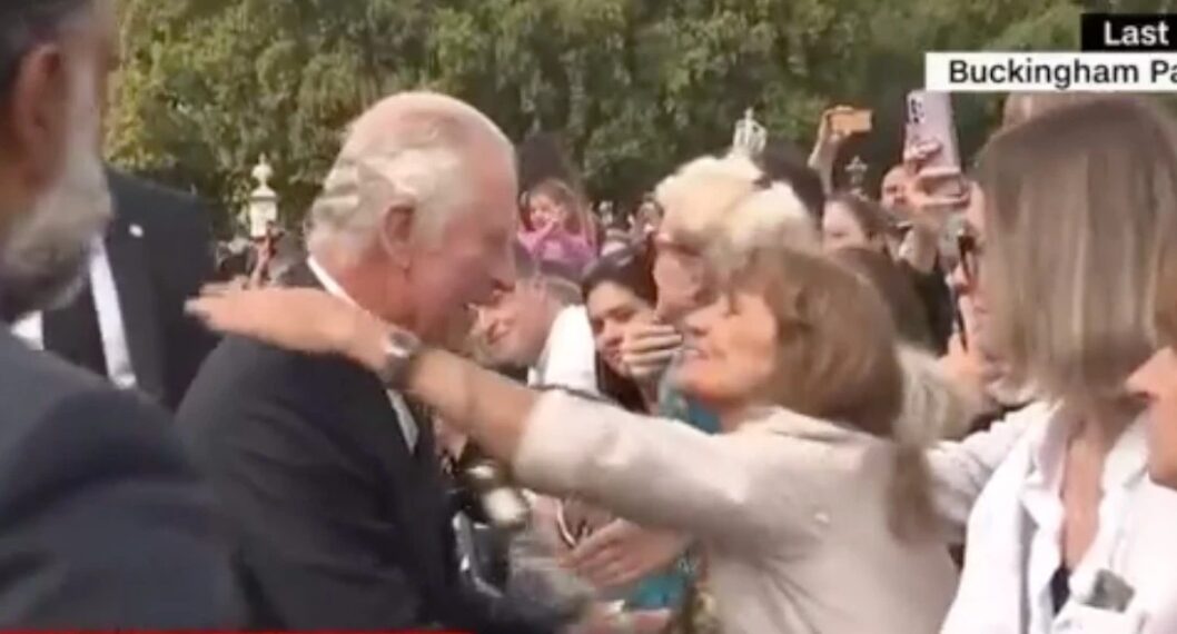 Mujer rompió el protocolo y le robó un beso al rey Carlos III; no lo veía venir