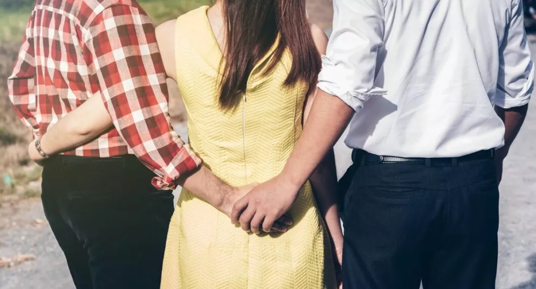 Mujer siguió al marido para saber si le era infiel y lo pilló moteleando con un amigo