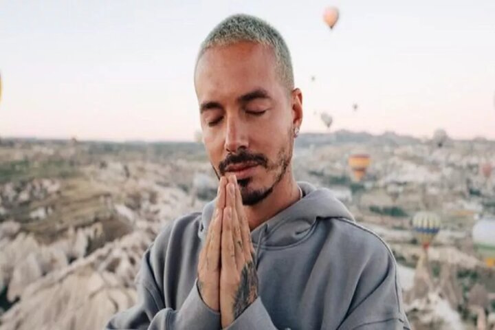 J Balvin estaría hospitalizado: publicó video desde una camilla