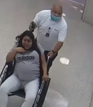 Guardia de seguridad ayudó a mujer a dar a luz en ascensor; cámara grabó todo