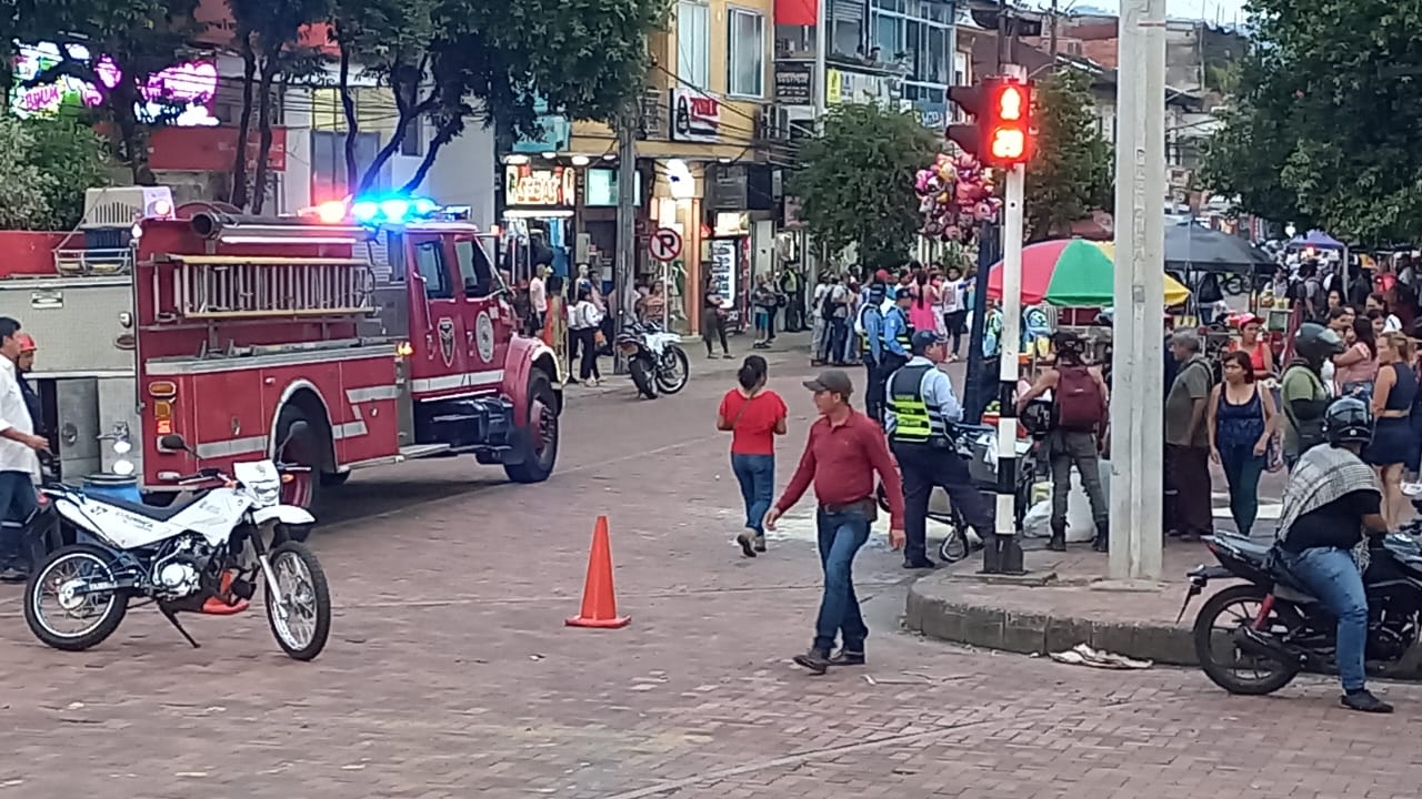 Conductor arrolló a una vendedora ambulante.