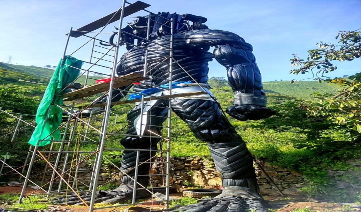Construyen un depredador con llantas recicladas