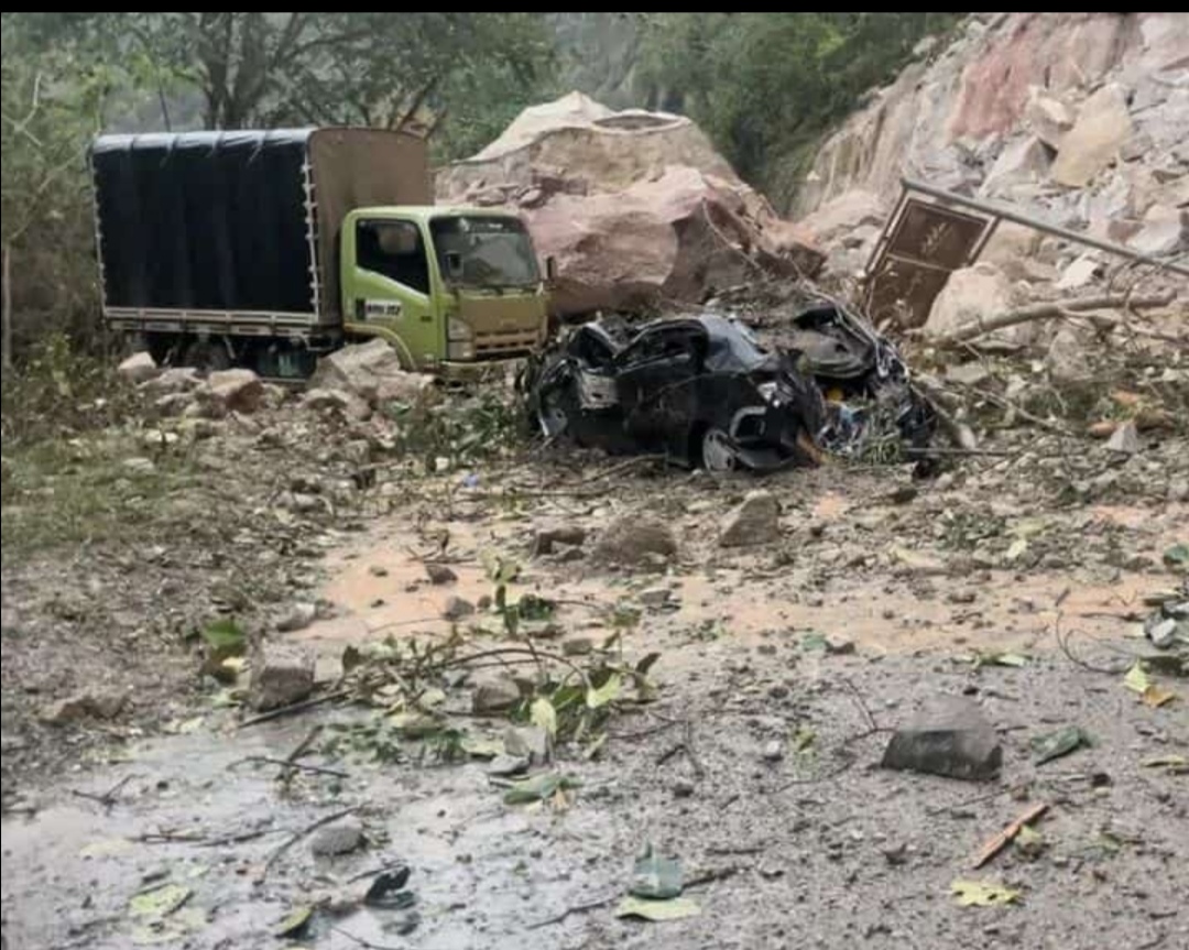 En la Vía Garzón - Pitalito se presentó un fuerte deslizamiento