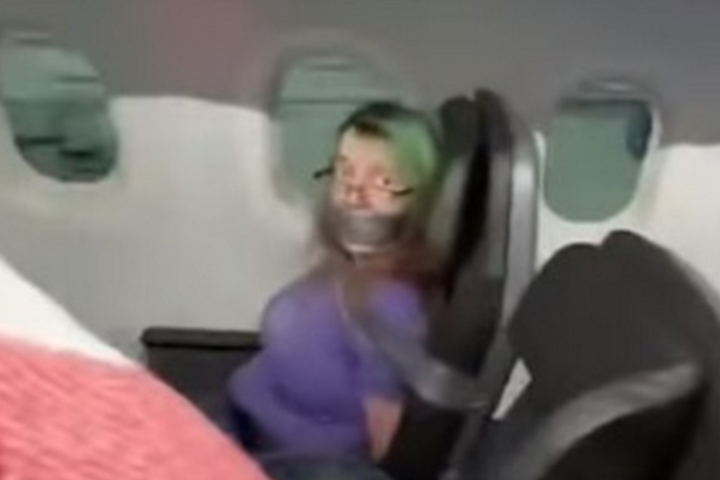 Video: La ataron con cinta en la silla de un avión porque intentó abrir la puerta en pleno vuelo