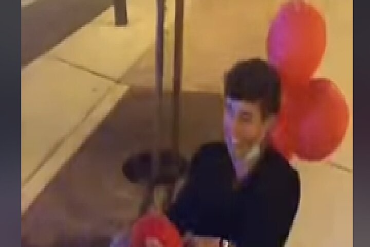 Policía sorprende a joven manejando carrito de Mario Bross y termina haciendo lo mismo