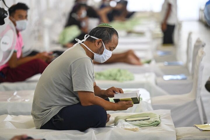 Hombre con COVID-19 se hizo pasar por médico y le dio el alta a varios pacientes infectados