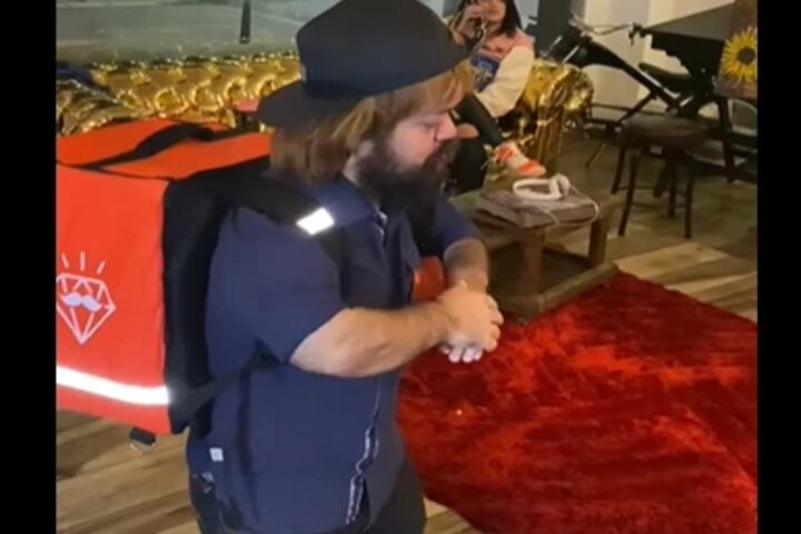Le regalaron una moto a un repartidor de la zona rosa de Bogotá y el conmovedor video se viralizó