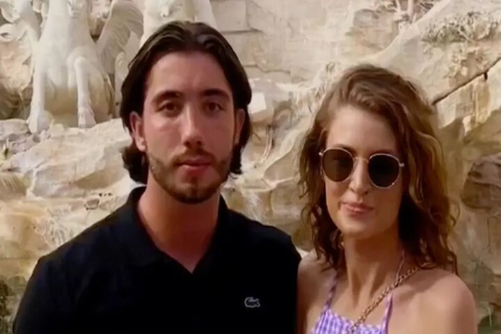 No fue al trabajo por “problemas personales”, pero la descubrieron de vacaciones con su novio