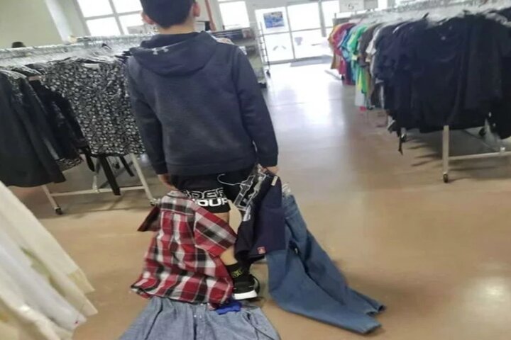 "No tolero eso": mamá dio lección a su hijo que se burlaba de la ropa barata de sus compañeros