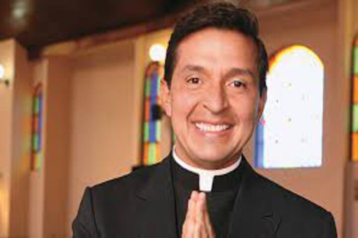 El Calvario que vive el padre Chucho y sus feligreses en Israel