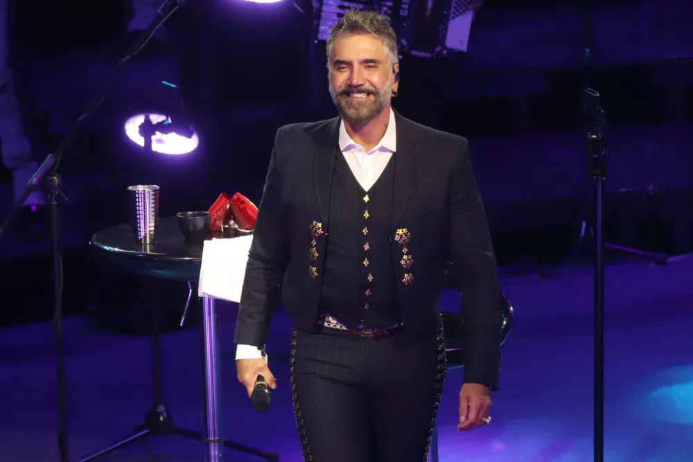 Alejandro Fernández comienza el 2023 estrenando el éxito 'Inexperto en olvidarte'