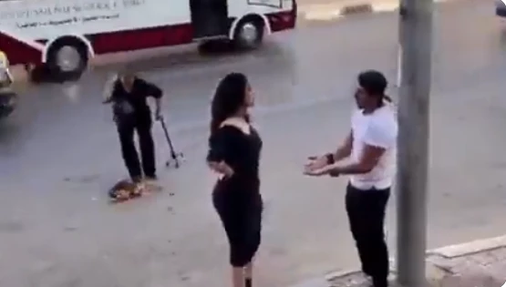 VIDEO: Discutía con su pareja en la calle y casi termina aplastado por un transformador