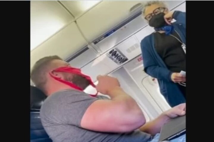 Pasajero de avión fue expulsado por usar una tanga como tapabocas
