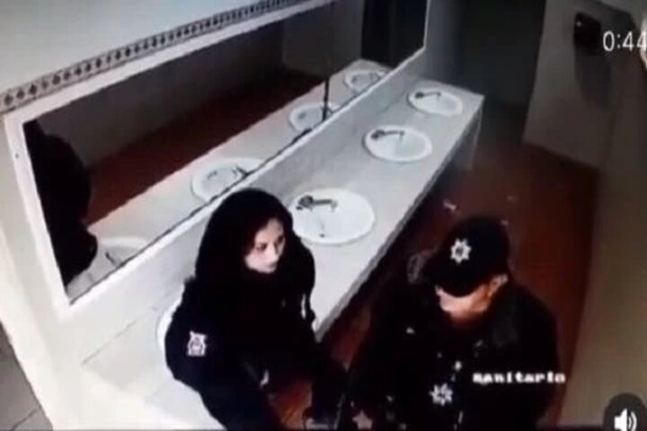 VIDEO: Policías se estaban dando besitos en un baño y ocurrió algo inesperado