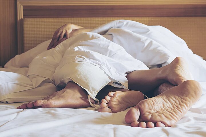 Por ataque de celos, le lanzó agua hirviendo a su pareja mientras este dormía