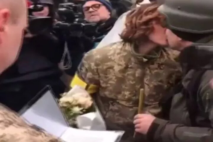 Video viral: Soldados ucranianos se casaron en medio de la guerra