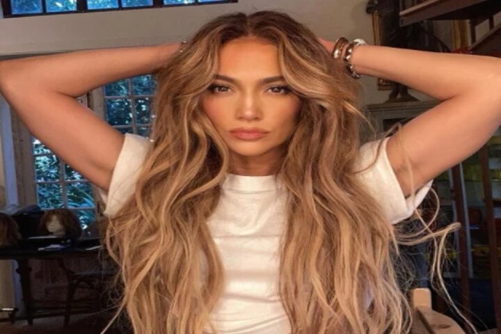 Jennifer López puso a arder las redes con un sensual conjunto de lencería