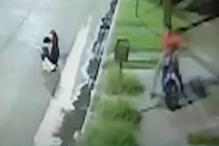 VIDEO: Atropelló a una mujer por robarle, se le desarmó la moto y los vecinos lo agarraron a golpes