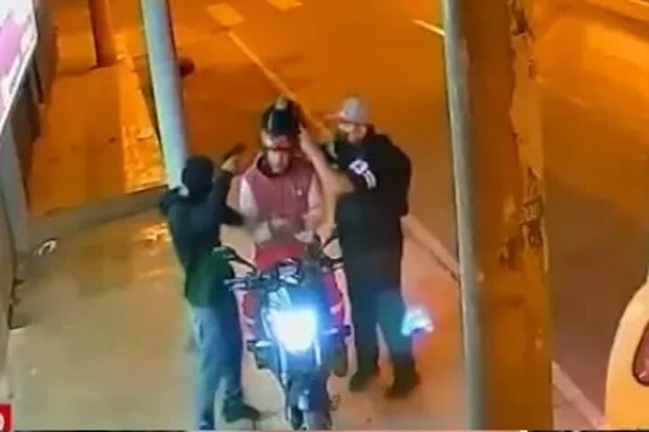 VIDEO: ladrón le disparó por accidente a su cómplice tras intentar atracar a un domiciliario