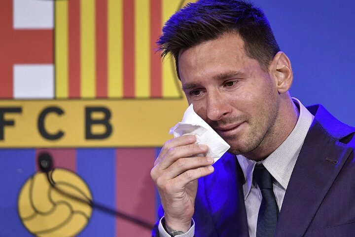 Ofertan pañuelo que usó Messi y dicen que: "contiene material genético con el que podrían clonarlo"