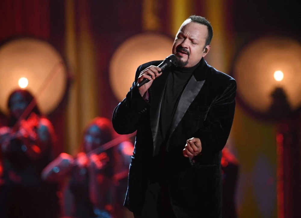 Captan a Pepe Aguilar escondido cantando los coros de Ángela Aguilar