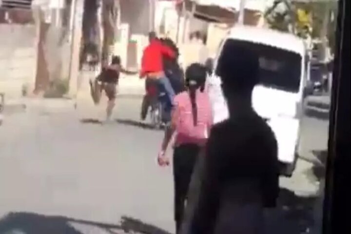 Por evitar que la dejara, mujer corre tras una moto para rogarle a su pareja y termina en el suelo