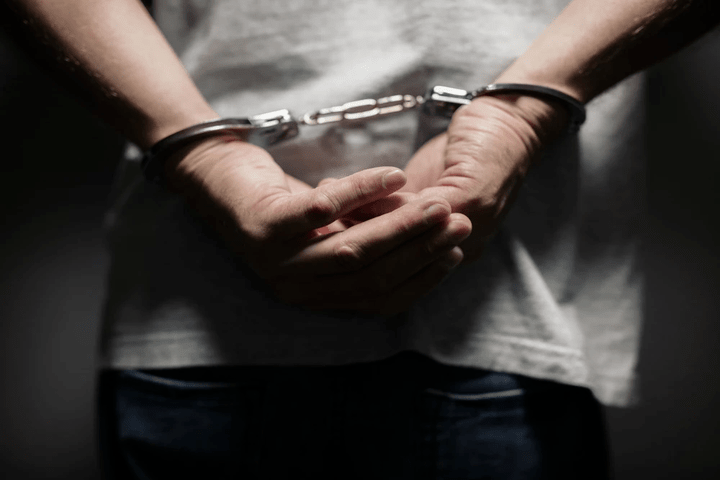 Hombre suplica que lo trasladen a una cárcel porque no soporta a su esposa