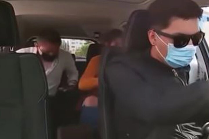¡Se le juntó el ganado! Se subió al taxi con su amante y descubrió que el chofer era su novio