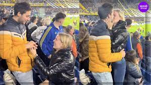 Mujer le pide casarse a su pareja en estadio de fútbol y así le respondió
