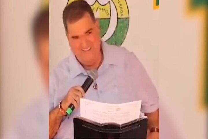 El alcalde de Sabanalarga se quedó sin pantalones en pleno discurso: “He bajado ocho kilos”