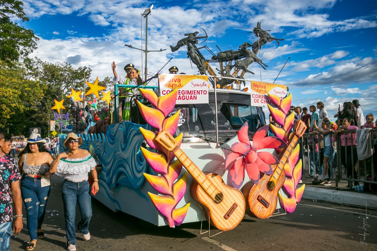 Derroche de alegría y folclor se vivió en el desfile del certamen popular