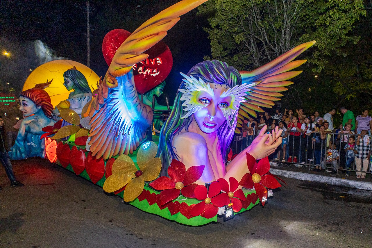 Neiva disfrutó del gran desfile nocturno