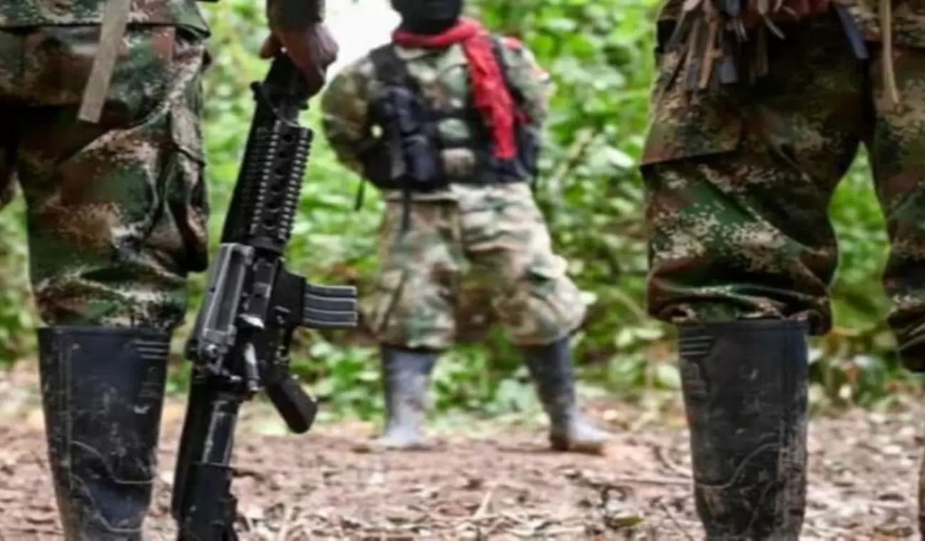Combates entre disidencias generan confinamiento