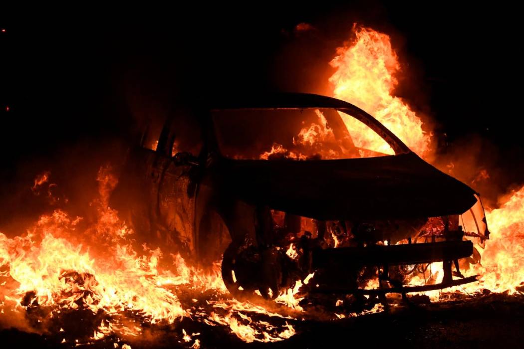 Disturbios en Francia deja edificios y carros incendiados