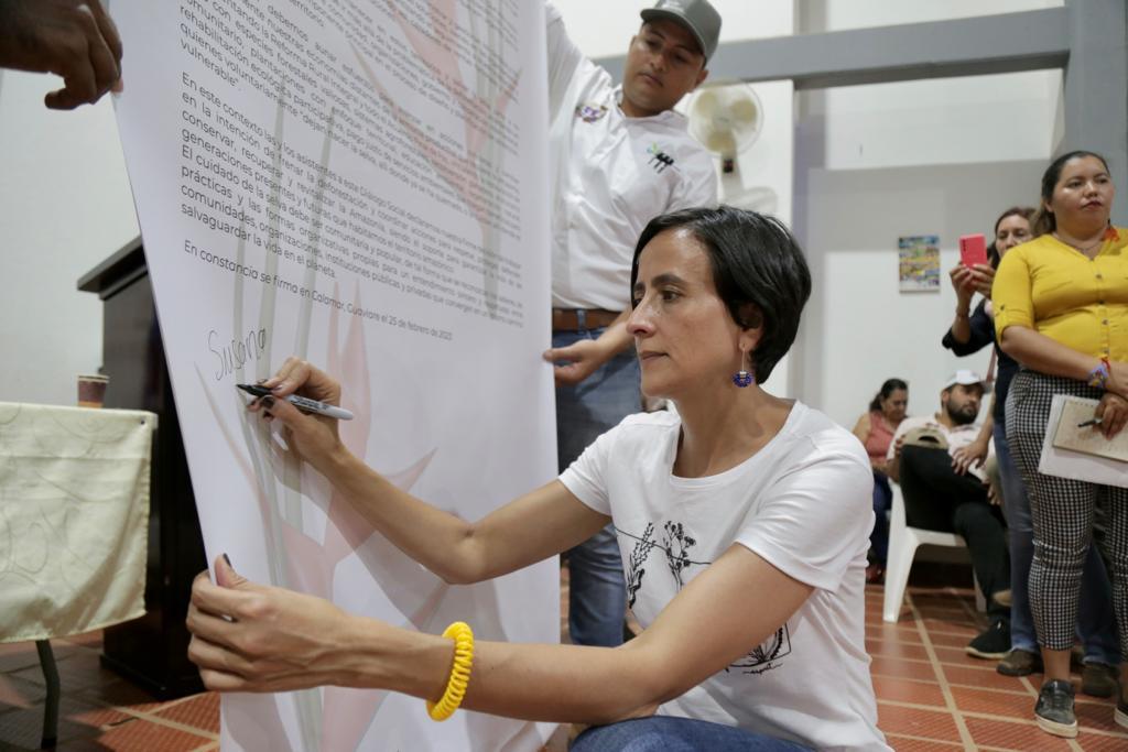 MinAmbiente declara la guerra a los terratenientes fantasma que están detrás de la deforestación