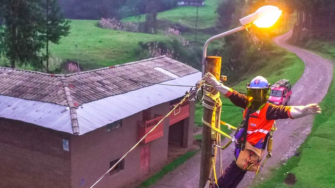 Más de 140 mil 500 veinte millones de pesos se han invertido en electrificación rural