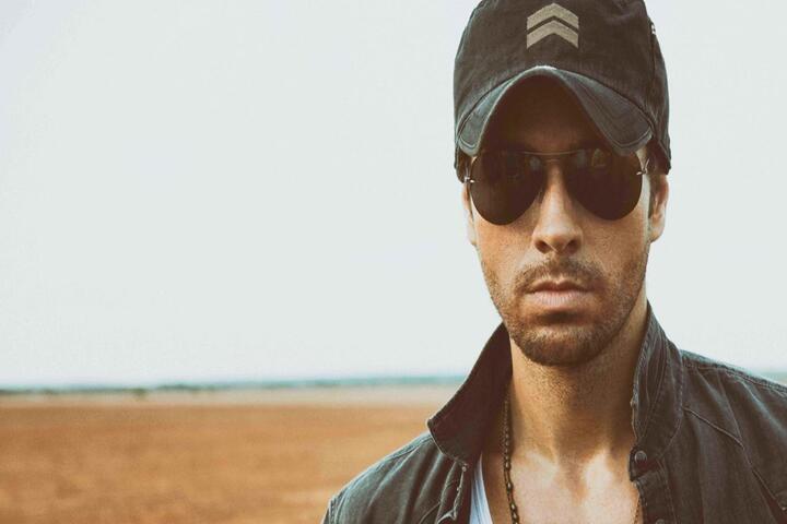 UN BESO INESPERADO A ENRIQUE IGLESIAS