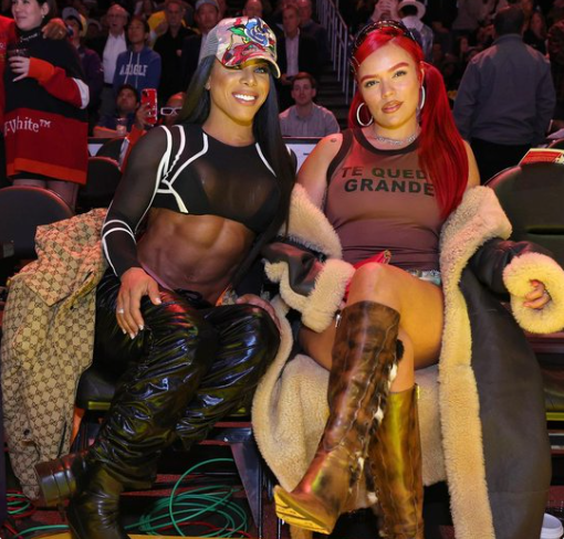 Karol G se puso camiseta de Shakira y la lució en juego de NBA: se robó todas las miradas